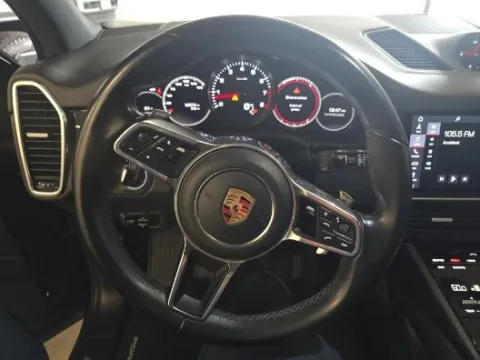 More photos of 2020 Porsche Cayenne at Gravity Autos Chicago, IL