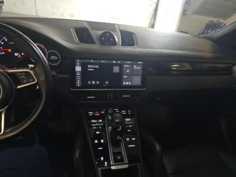 More photos of 2020 Porsche Cayenne at Gravity Autos Chicago, IL
