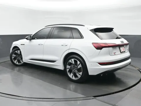 More photos of 2023 Audi e-tron Premium at Gravity Autos Chicago, IL