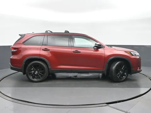 Photos of 2019 Toyota Highlander for sale in Highland Park, IL at Gravity Autos Chicago