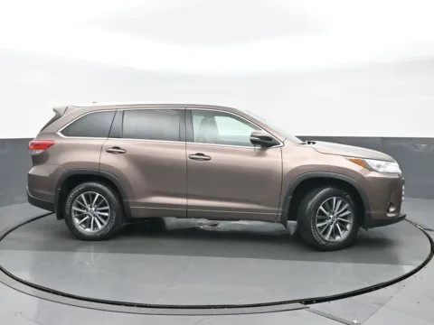 Photos of 2018 Toyota Highlander XLE for sale in Highland Park, IL at Gravity Autos Chicago