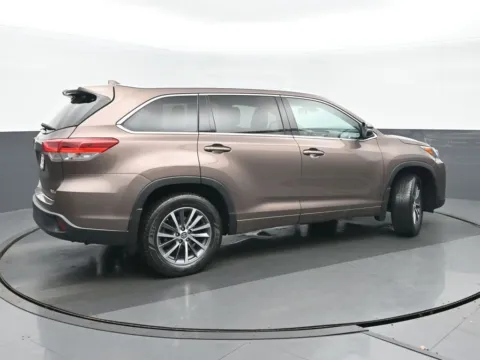 Another view of 2018 Toyota Highlander XLE for sale in Highland Park, IL at Gravity Autos Chicago