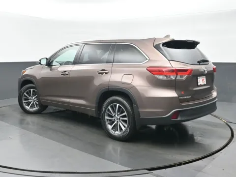 More photos of 2018 Toyota Highlander XLE at Gravity Autos Chicago, IL