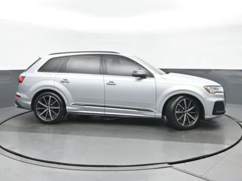 Photos of 2022 Audi Q7 45 Premium Plus for sale in Highland Park, IL at Gravity Autos Chicago