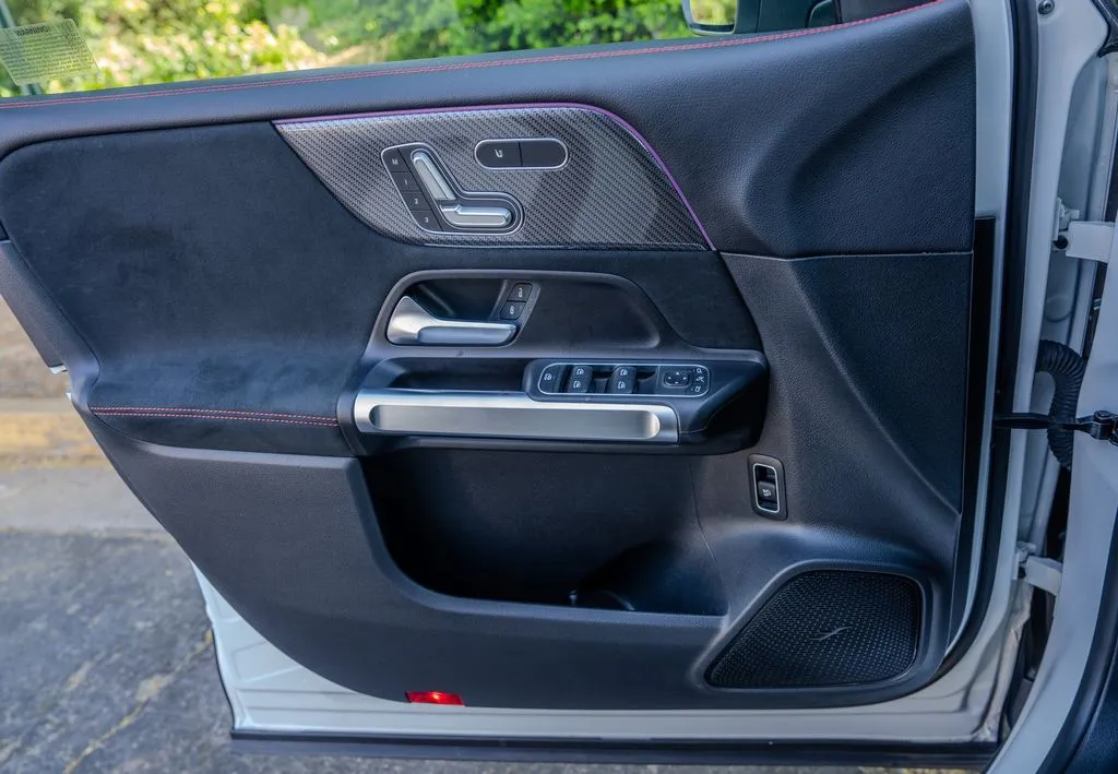 Mercedes-Benz GLB photo 16