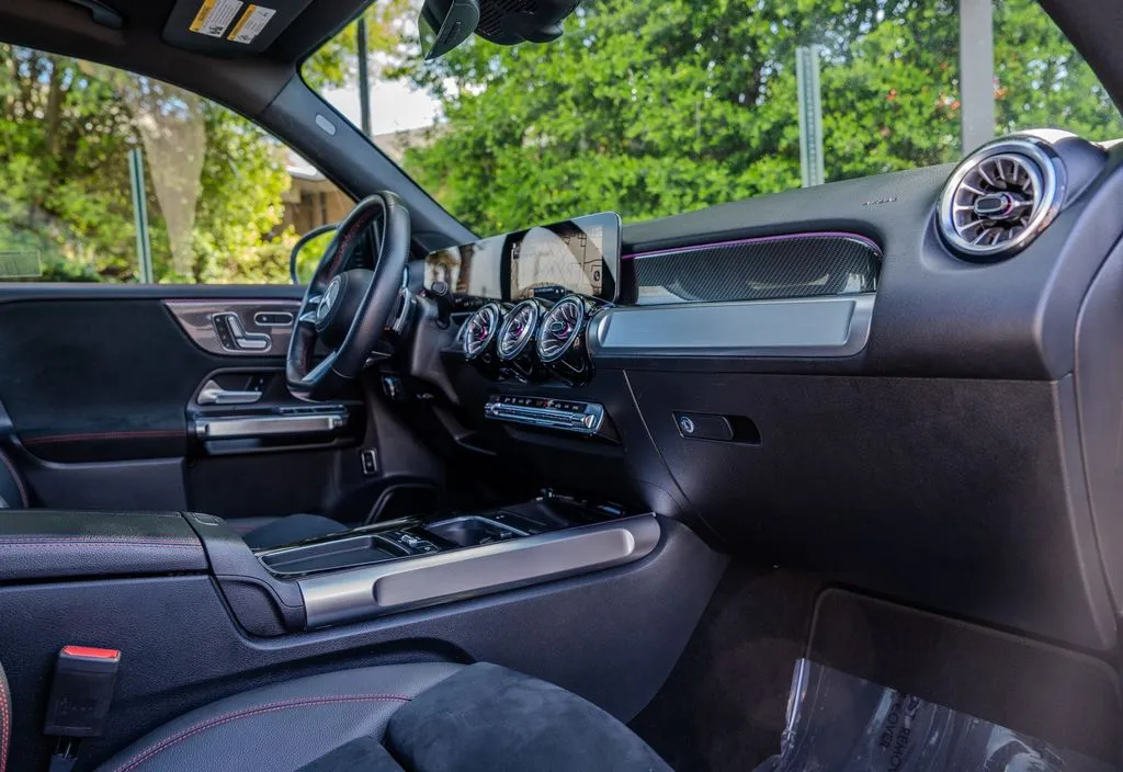 Mercedes-Benz GLB photo 23