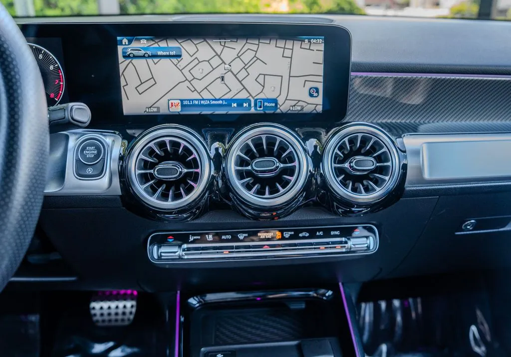 Mercedes-Benz GLB photo 11