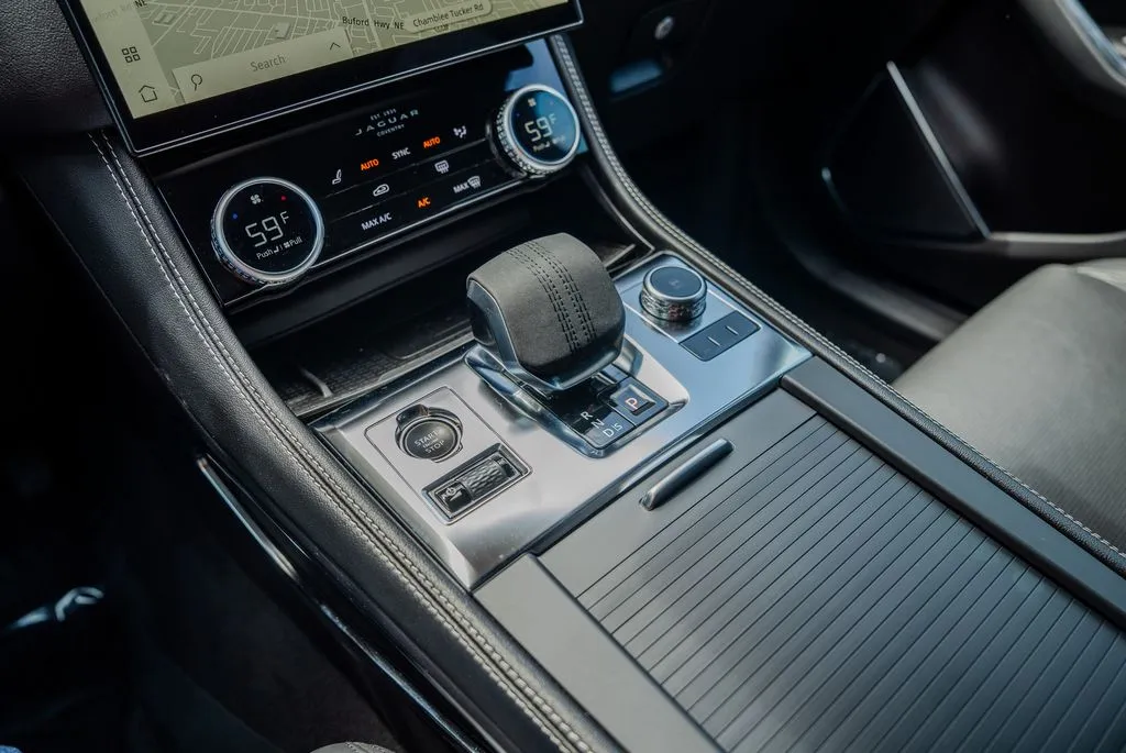 Jaguar F-PACE photo 12