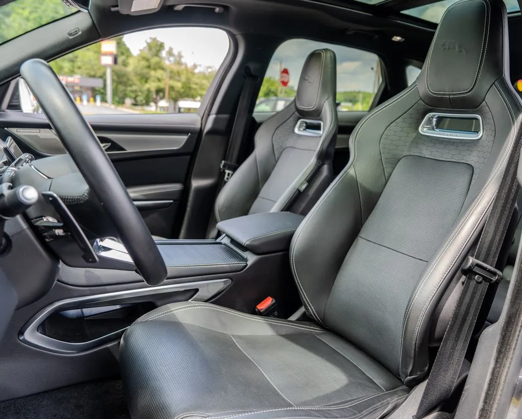 Jaguar F-PACE photo 19