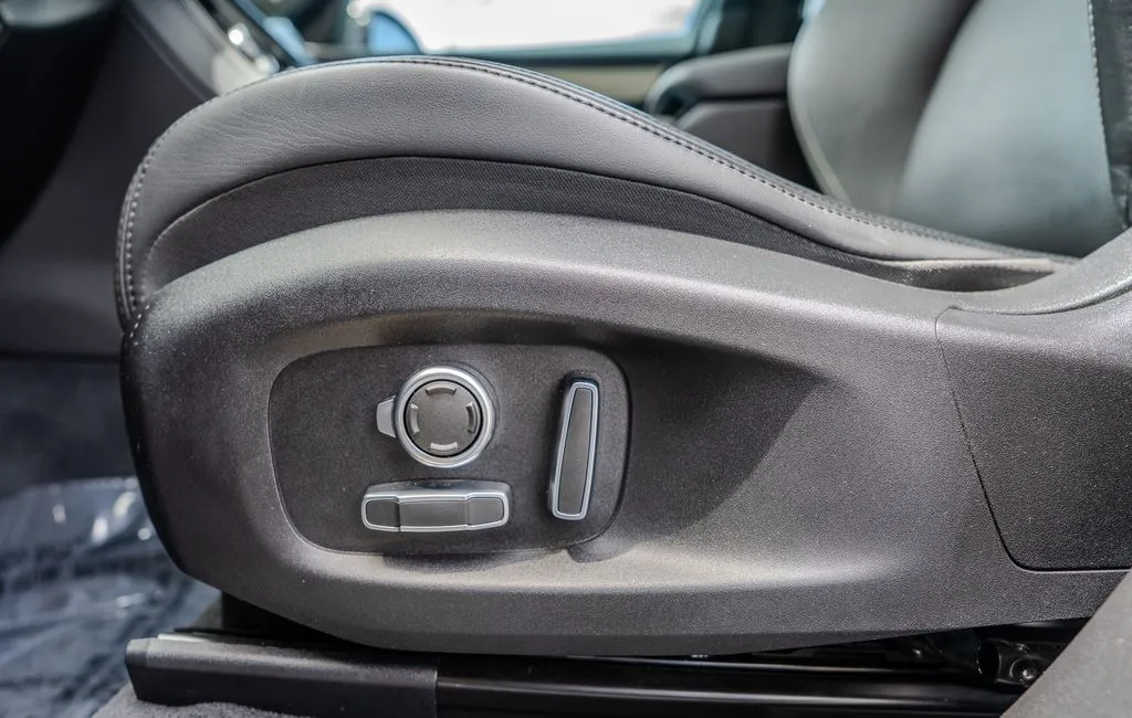 Jaguar F-PACE photo 17
