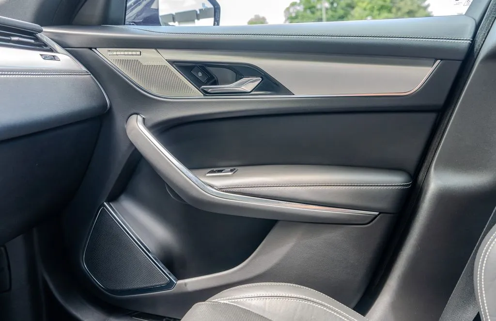 Jaguar F-PACE photo 13