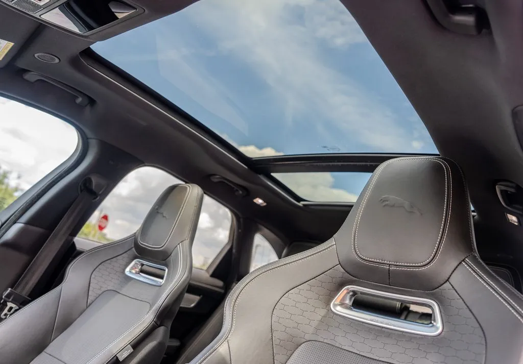Jaguar F-PACE photo 18