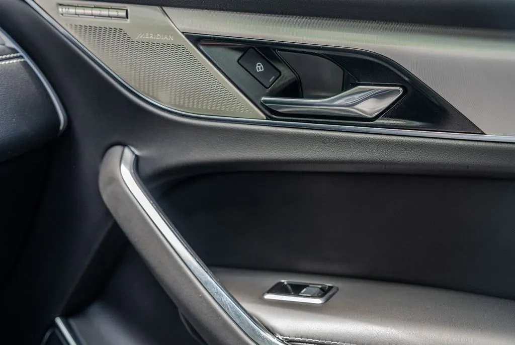 Jaguar F-PACE photo 14