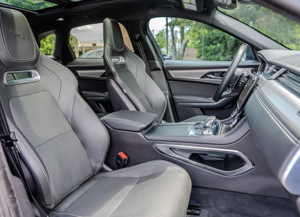 Jaguar F-PACE photo 22