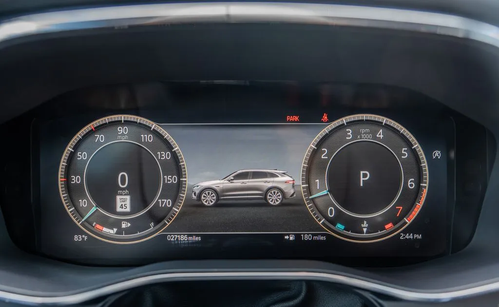 Jaguar F-PACE photo 9