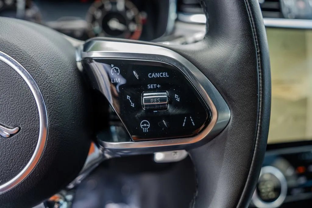 Jaguar F-PACE photo 7