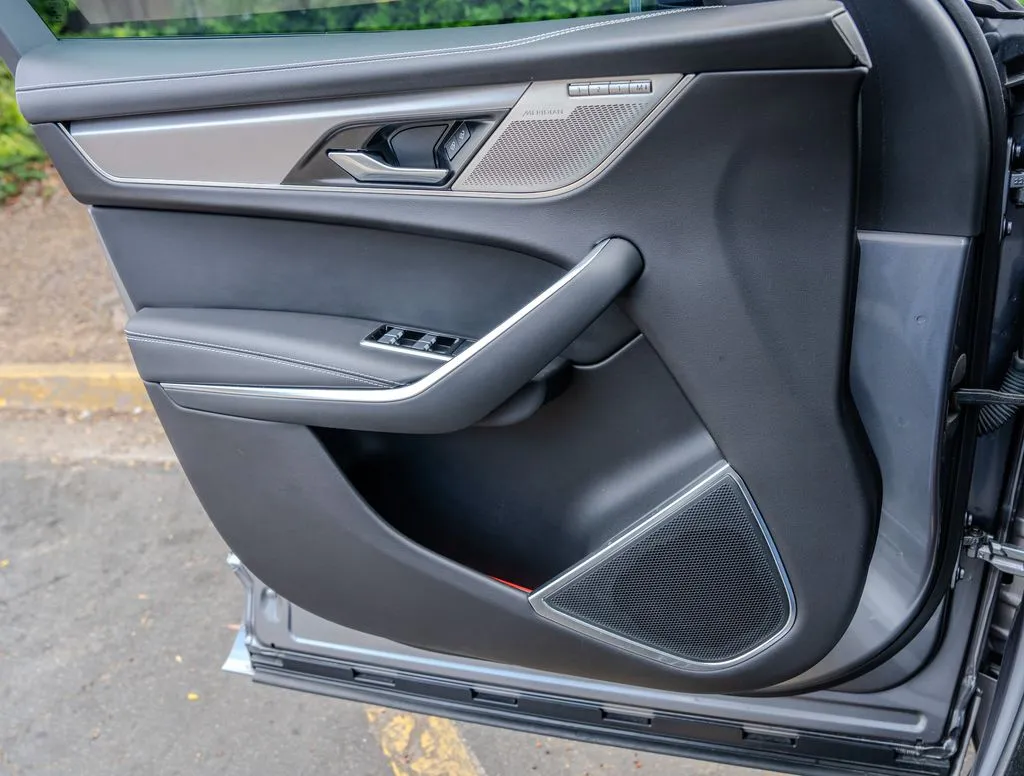 Jaguar F-PACE photo 15