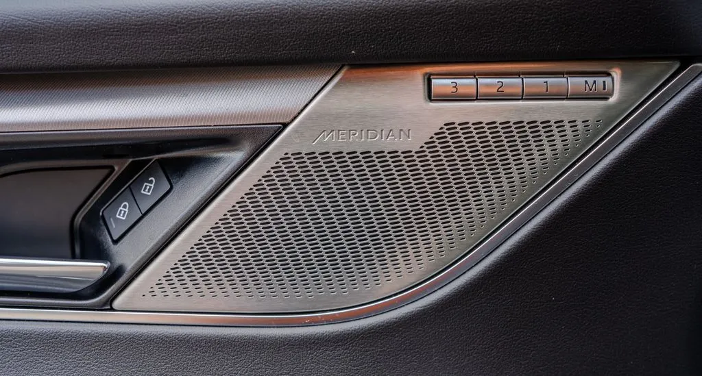 Jaguar F-PACE photo 16
