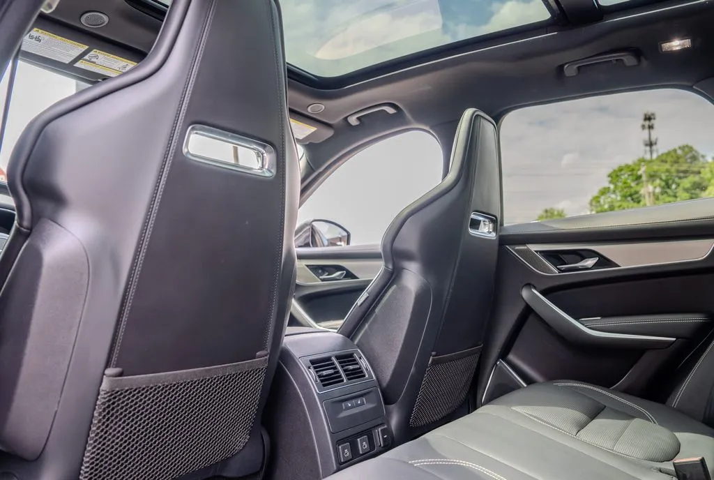 Jaguar F-PACE photo 21
