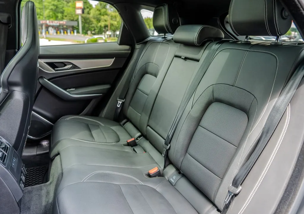Jaguar F-PACE photo 20