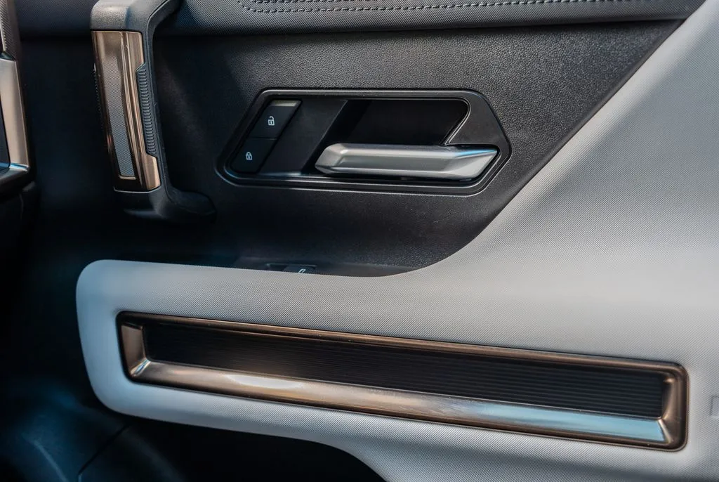 GMC Hummer EV SUV photo 14