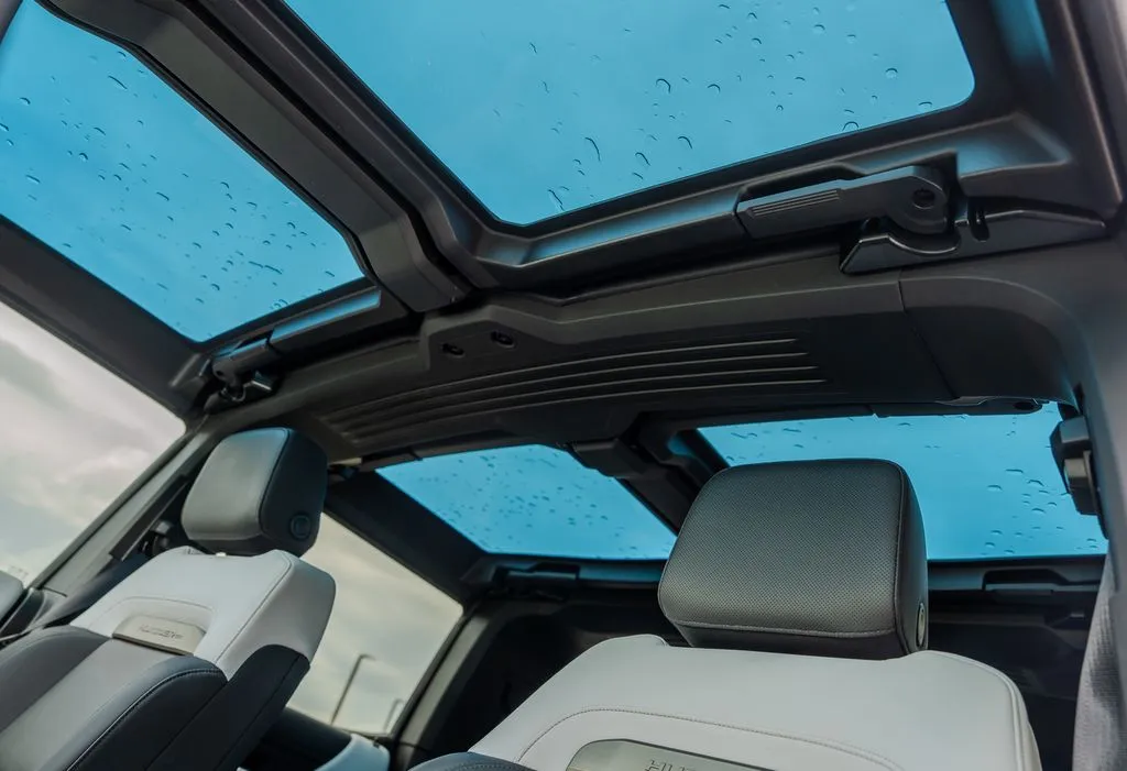 GMC Hummer EV SUV photo 17