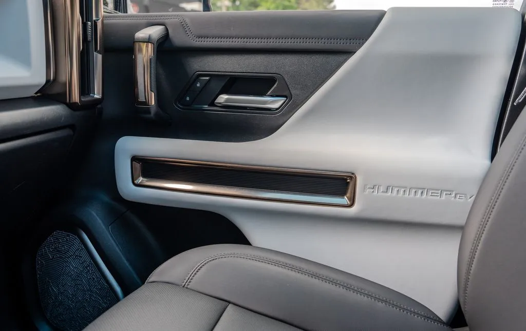 GMC Hummer EV SUV photo 13