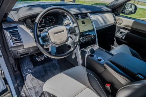 More photos of 2023 Land Rover Discovery Metropolitan Edition at Gravity Autos Atlanta, GA