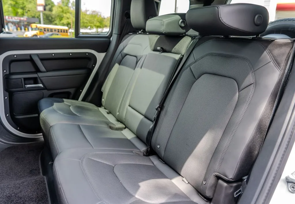 Land Rover Defender 110 photo 19