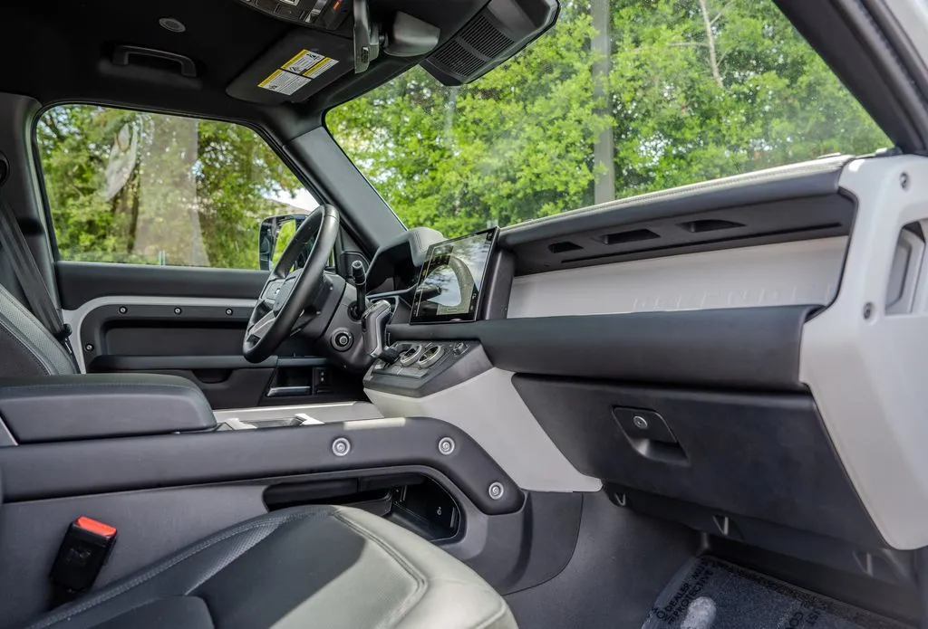 Land Rover Defender 110 photo 22