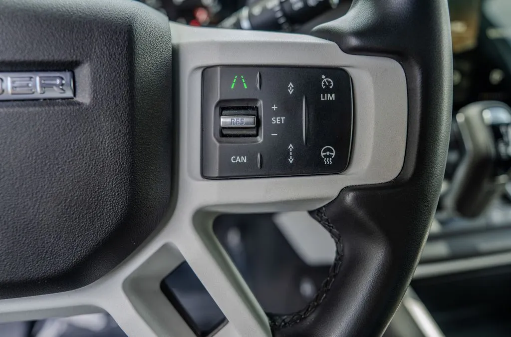 Land Rover Defender 110 photo 7