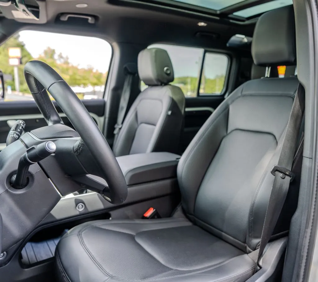 Land Rover Defender 110 photo 18