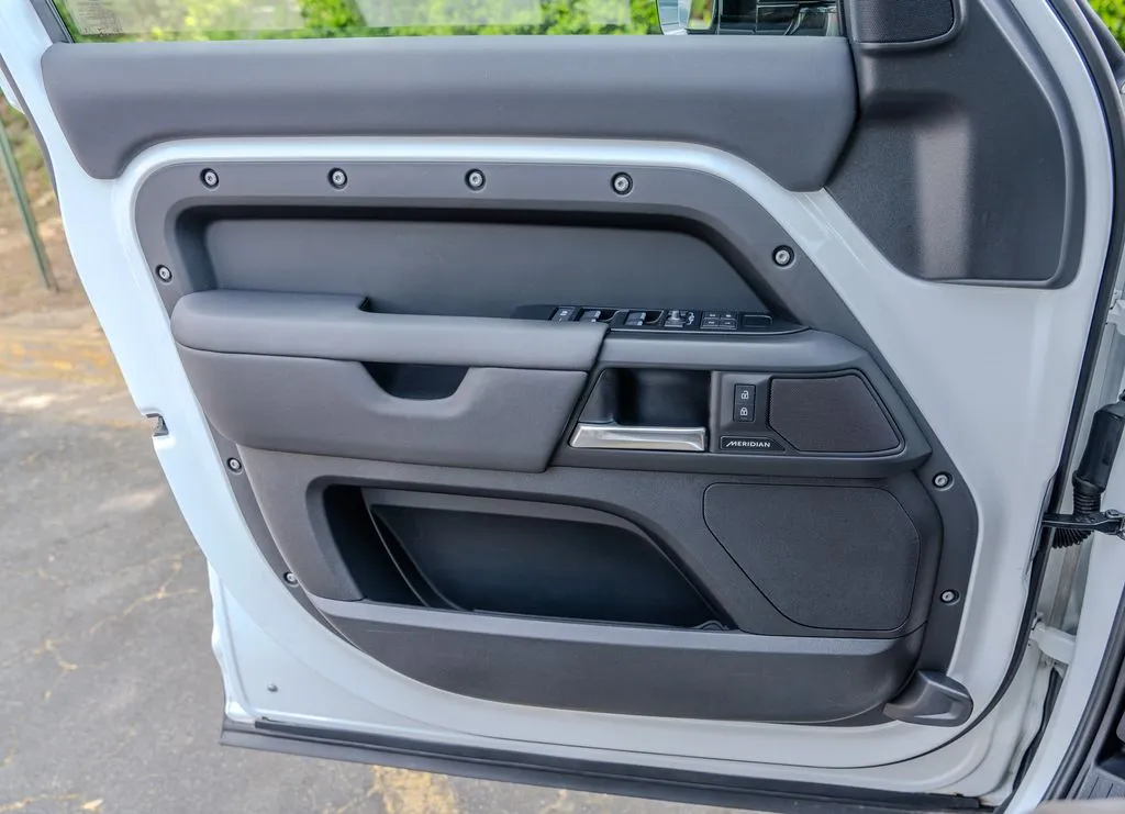 Land Rover Defender 110 photo 14