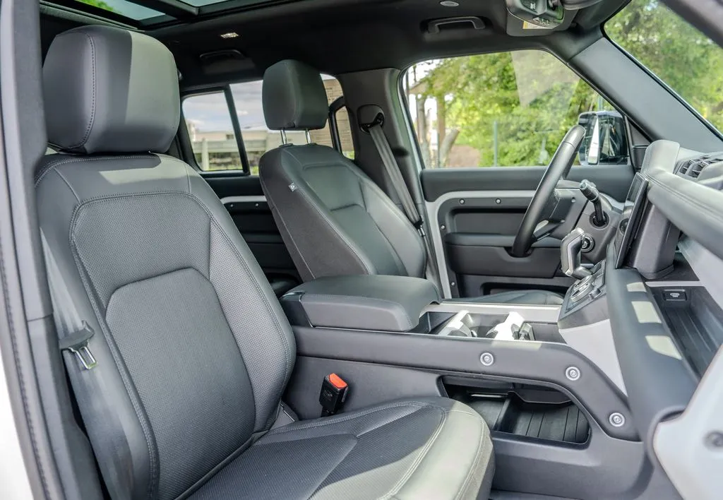 Land Rover Defender 110 photo 21