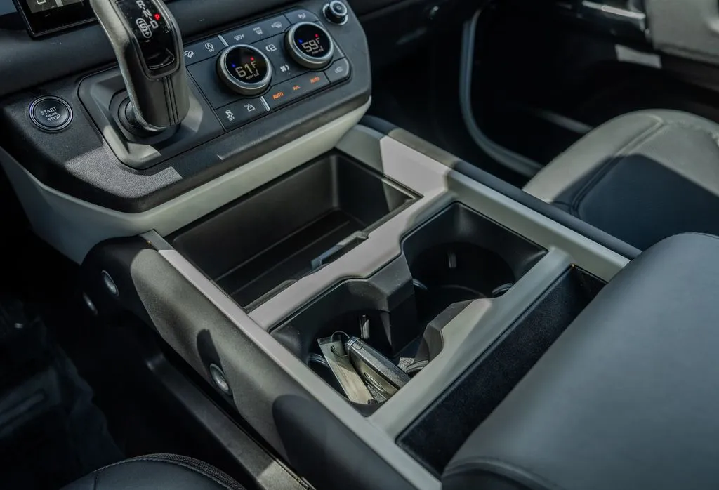 Land Rover Defender 110 photo 11