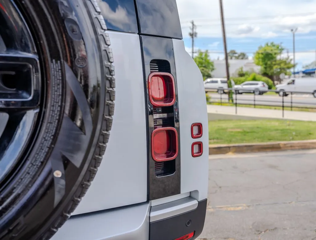 Land Rover Defender 110 photo 27