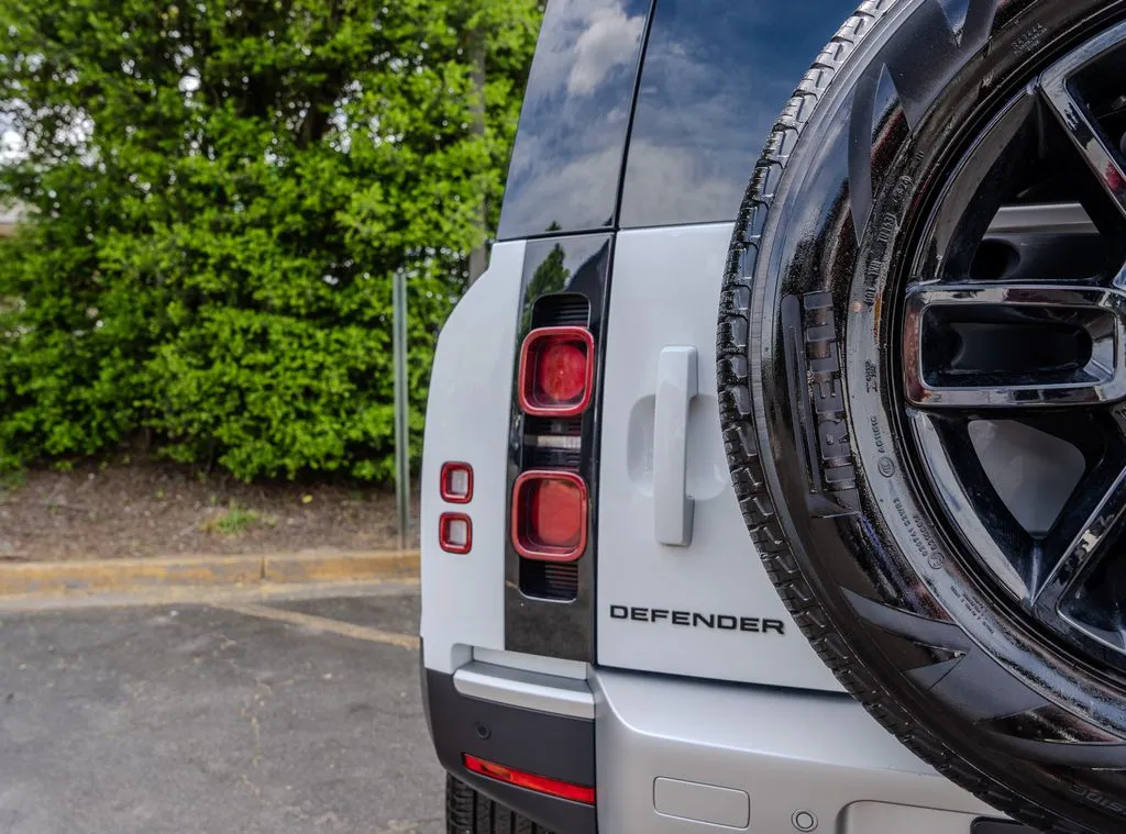 Land Rover Defender 110 photo 26