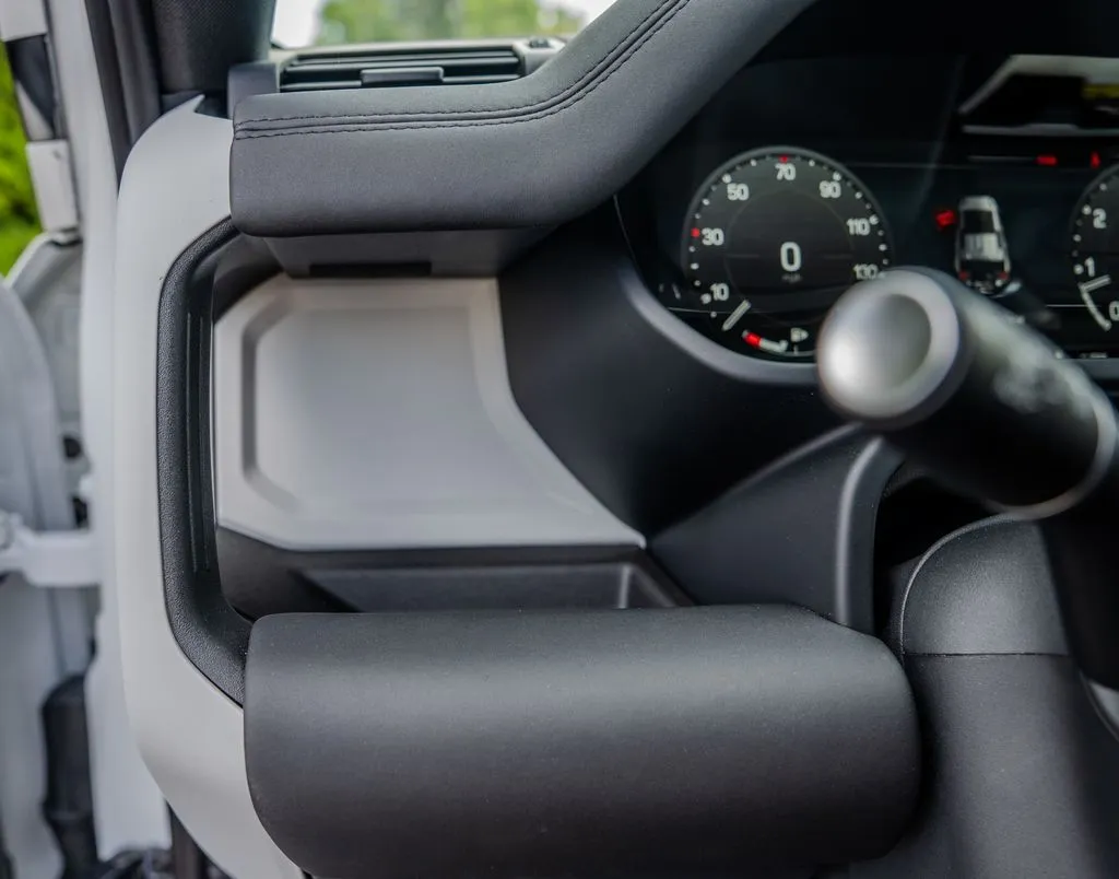 Land Rover Defender 110 photo 8