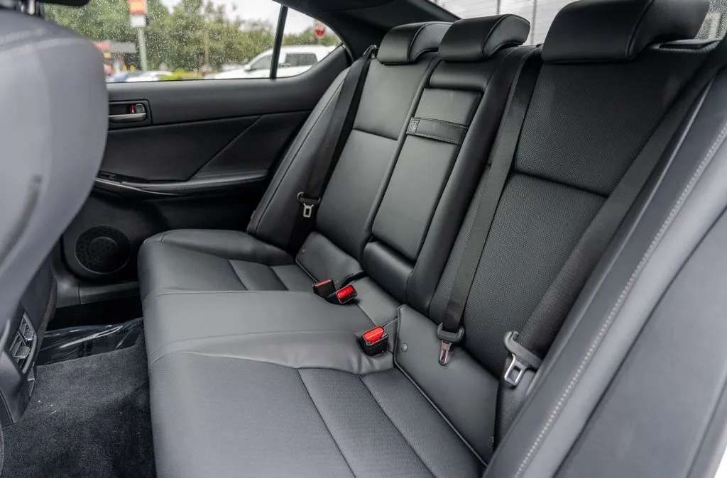 Lexus IS photo 19
