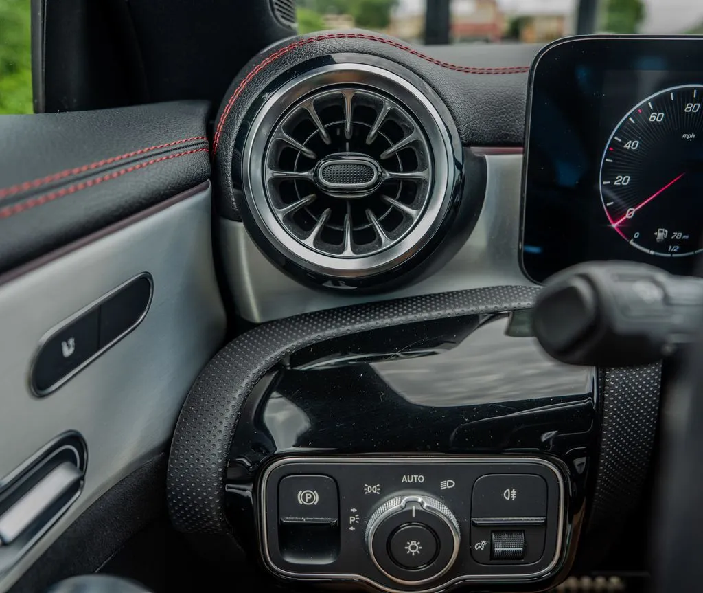Mercedes-Benz CLA photo 8