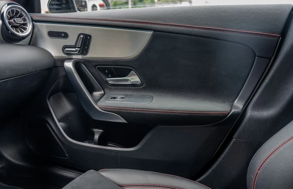 Mercedes-Benz CLA photo 13
