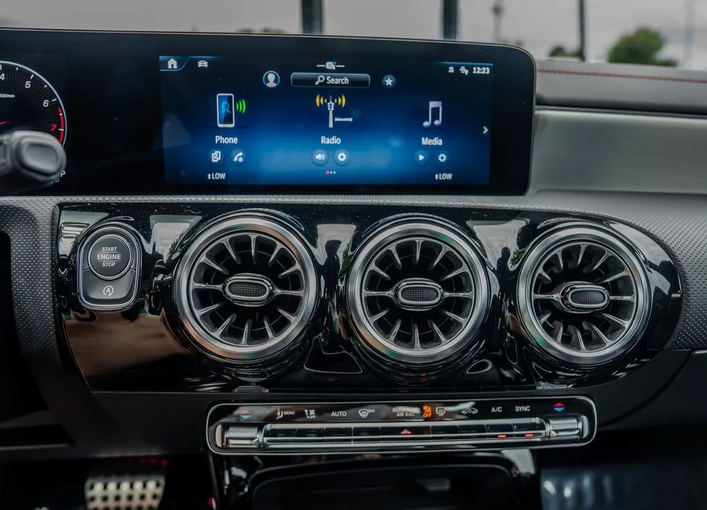 Mercedes-Benz CLA photo 10
