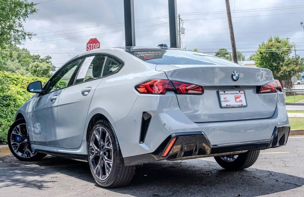 BMW 2 Series photo 24