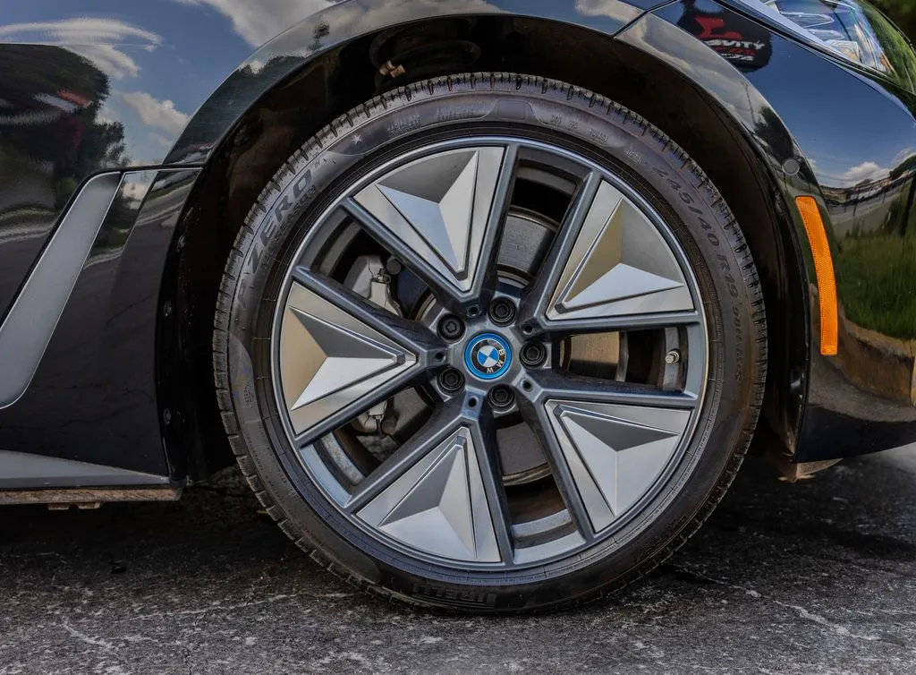 BMW i4 photo 30