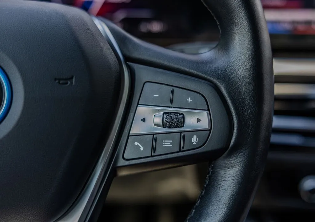 BMW i4 photo 7