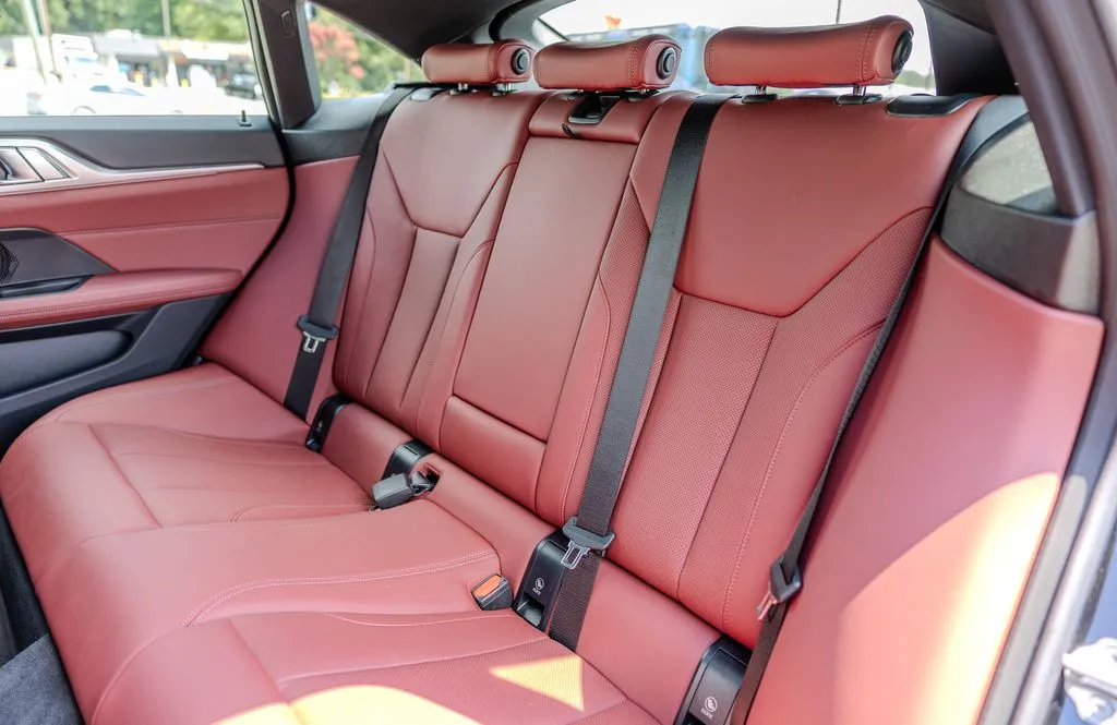 BMW i4 photo 17