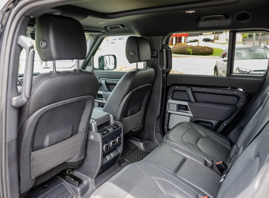 Land Rover Defender 130 photo 20