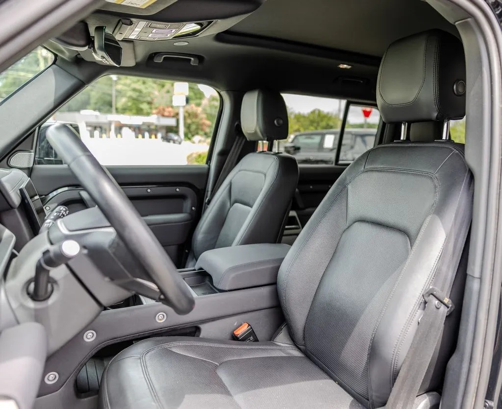 Land Rover Defender 130 photo 17