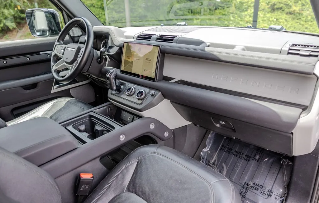 Land Rover Defender 130 photo 22