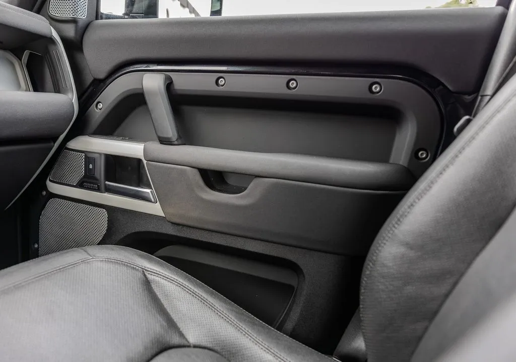 Land Rover Defender 130 photo 10